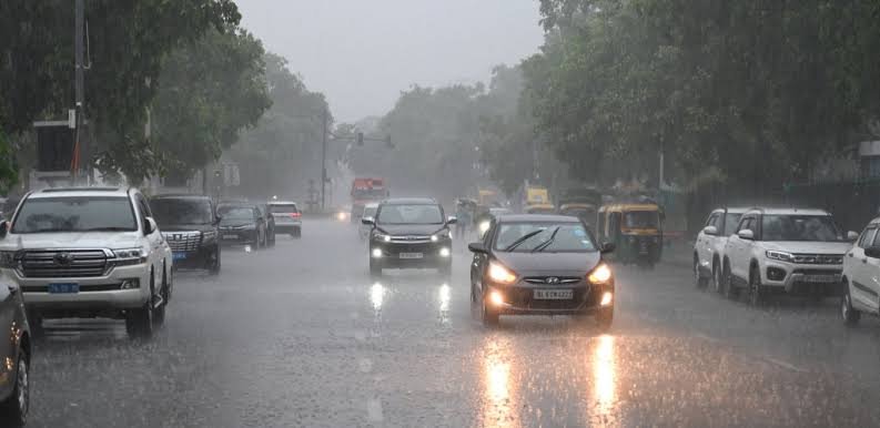 UP Weather Alert: उत्तर प्रदेश में आज भारी बारिश की चेतावनी, पूर्वी UP में अलर्ट; कई जिलों में गरज-चमक के साथ बरसेंगे बादल