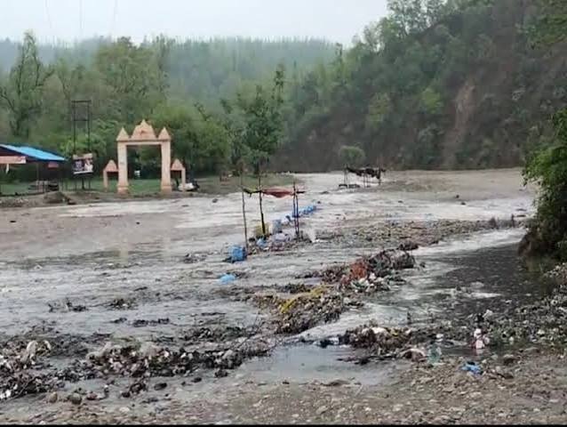 Saharanpur Weather: भारी बारिश से शाकंभरी खोल उफान पर, मंदिर का रास्ता बंद; श्रद्धालुओं को लौटाया