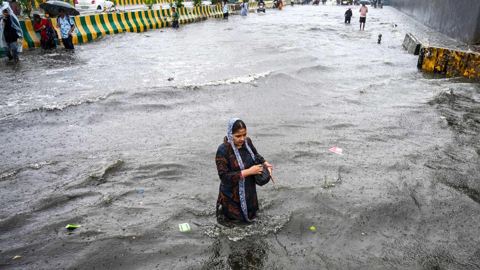 Rajasthan Weather Today: राजस्थान में बारिश से बिगड़े हालात, कोटा-झालावाड़ समेत कई जिलों में भारी बारिश का अलर्ट
