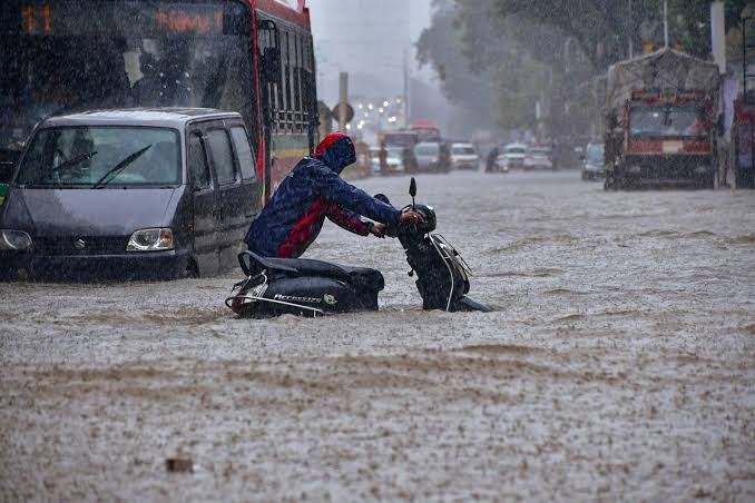 Weather Alert: दिल्ली-NCR में गरज-चमक के साथ बारिश, राजस्थान में भारी बरसात; कई राज्यों में बिगड़ेगा मौसम