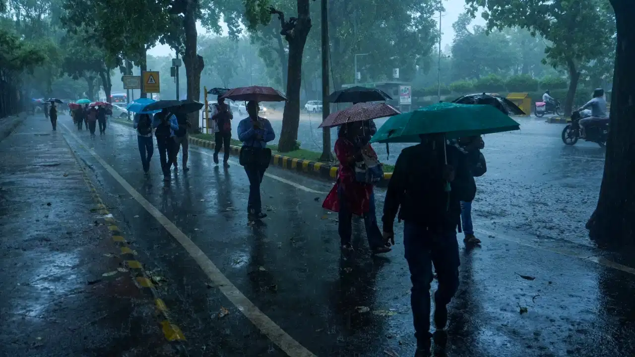 Weather Today 13 August: दिल्ली में बारिश के आसार, यूपी में भारी बारिश-गरज चमक का अलर्ट; जानें देशभर का मौसम